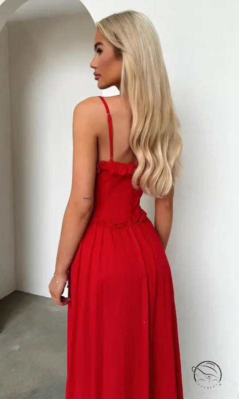 Elegant loose dress in red maxi with spaghetti straps and flowing skirt
